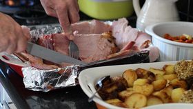 Masa de Crăciun s-ar putea ieftini! Guvernul a decis plafonarea adaosului comercial pentru mai multe alimente